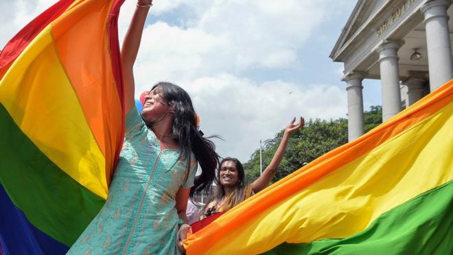印度最高法院颁下裁决后，有人在法院大楼外庆祝。