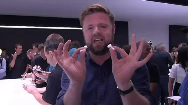 米アップルは7日、スマートフォン「iPhone」の新モデル、「7」と「7Plus（プラス）」を発表した。BBCのデイブ・リー・テクノロジー担当記者がリポートする。