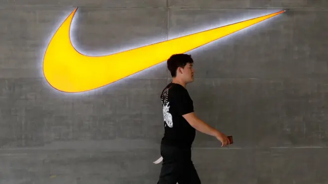 Житель Пекина на фоне логотипа Nike