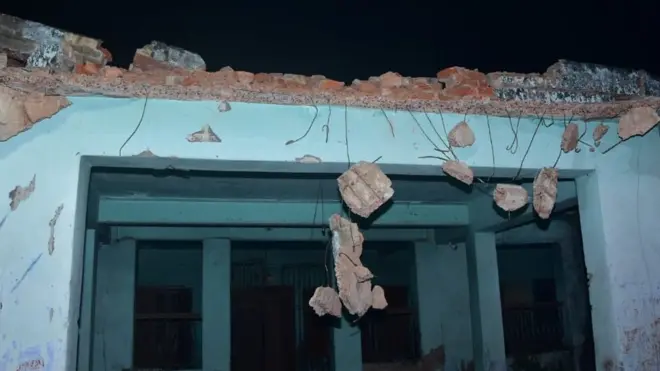 बदमाशों ने पीड़ितों के घर को जेसीबी से ढहाने की कोशिश की