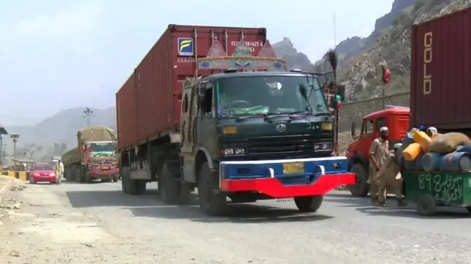 اتحادیه حمل و نقل افغانستان گفته به دلیل عدم رسیدگی دولت به مشکلاتشان، از دوشنبه اعتصاب می کنند