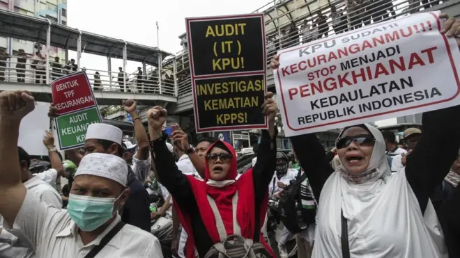 Para pendukung pasangan capres-cawapres Prabowo-Sandiaga menggelar demonstrasi di depan kantor Bawaslu, Jakarta, 10 Mei lalu.