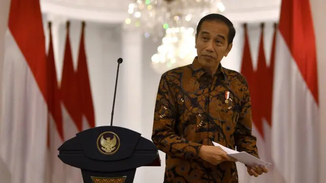 Presiden Joko Widodo menyampaikan keterangan pers terkait penangangan COVID-19 di Istana Bogor, Jawa Barat, Minggu (15/3/2020).