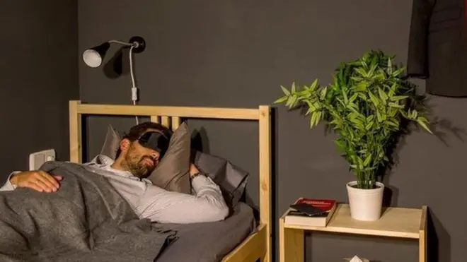 El diccionario de Cambridge define la "siesta" como el "descanso o sueño que se toma después de comer, especialmente en los países cálidos".