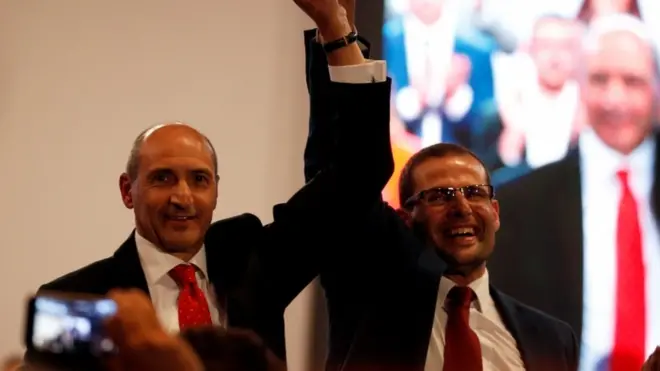 Абела (справа) опередил своего ближайшего конкурента - 56-летнего хирурга Криса Ферна (слева) - на 2,5 тысячи голосов