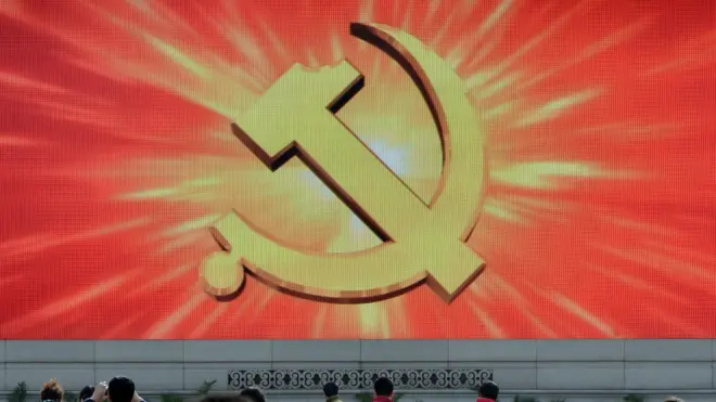 天安門廣場上的屏幕顯示中共黨徽