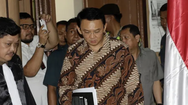 Basuki Purnama alias Ahok memasuki ruang sidang di PN Jakarta Pusat, hari Selasa (13/12).