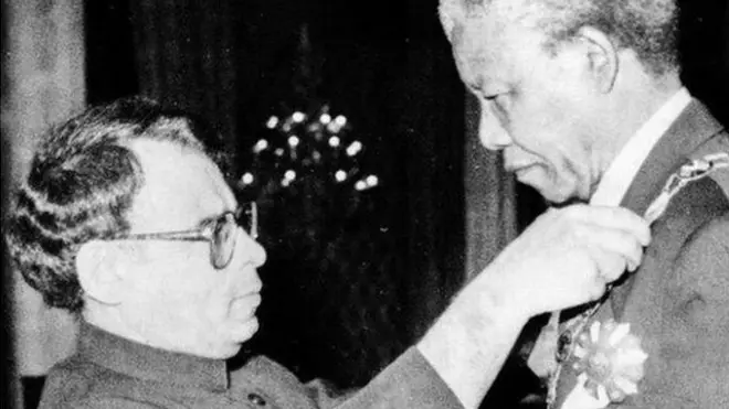 قائم مقام صدر وسیم سجاد نیلسن منڈیلا کو نشانِ امتیاز پیش کرتے ہوئے