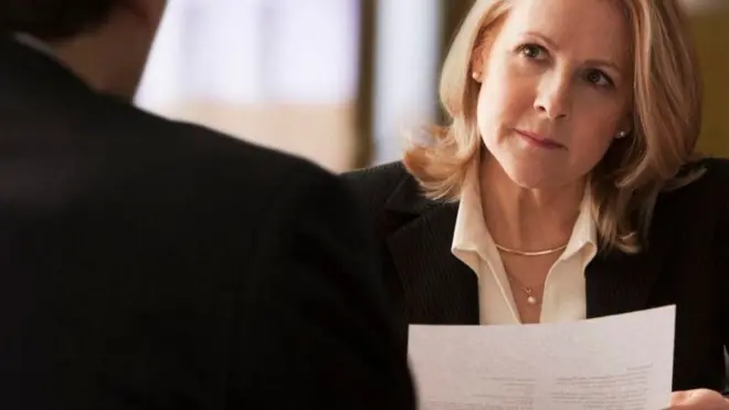 Mungkin satu budaya melihat jeda dalam percakapan sebagai suatu hal yang canggung, tapi di budaya lain, jeda menjadi momen menghormati lawan bicara.