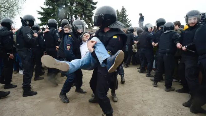Полиция задерживает демонстрантов во многих российских городах