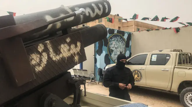 أحد أفراد الميليشيات المدافعة عن طرابلس على سيارة يقول إنها غنيمة من قوات حفتر