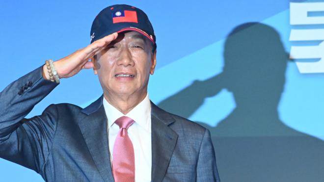 郭台銘在台北宣佈參選的記者會上向與會者行軍禮（28/8/2023）