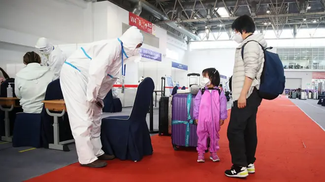 中國當局宣佈從周三開始取消對湖北的離境管控，BBC記者來到北京西站，看到第一批從湖北出省的旅客已經抵達北京。