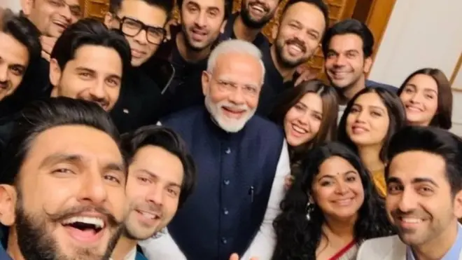 કેટલાક લોકો આ તસવીરને 'સેલ્ફી ઑપ 2019' કહી રહ્યા છે.