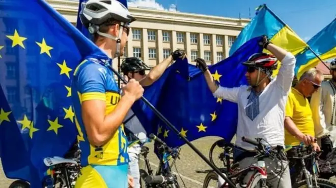 прапори України та ЄС