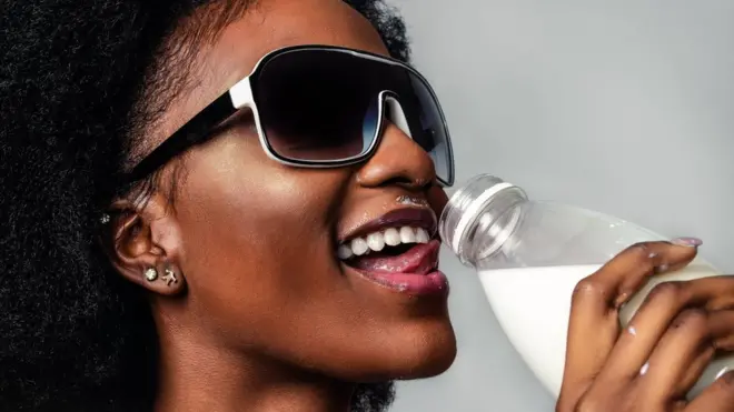 Дівчина, молоко