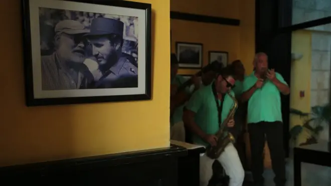 Küba sevdalısı Amerikalı yazar Ernest Hemingway (solda) ve Fidel Castro'nun fotoğrafı Havana'daki Dos Hermanos barında asılı. Turistik her bar ve restoranda canlı müzik var ve bütün gruplar birbirinden başarılı.