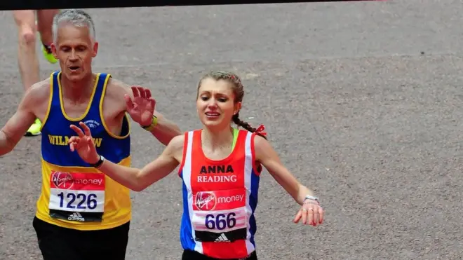 Anna Boniface cruza la línea de meta del maratón de Londres.