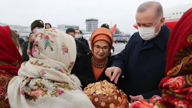 Ердоган з дружиною зустрічають в аеропорту в Україні