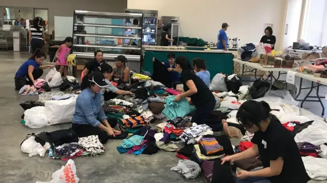Các tình nguyện viên đang phân loại đồ quyên góp tại Chùa Liên Hoa, Houston