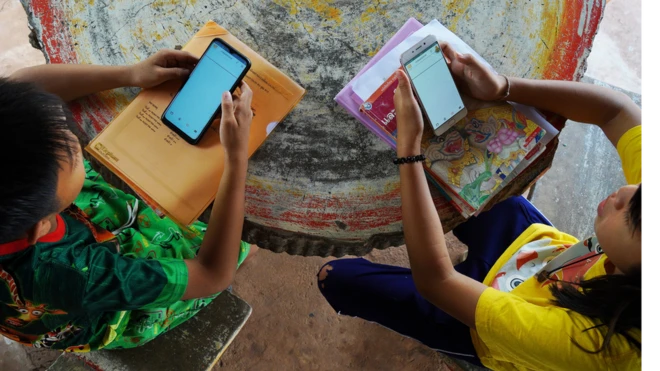 เด็ก ๆ ใน อ.บางคล้า จ.ฉะเชิงเทรา กำลังพยายามเข้าระบบเพื่อเรียนออนไลน์