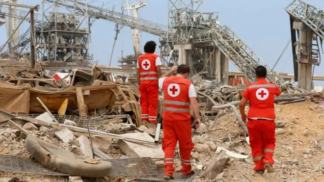 فرق الإنقاذ في الميناء