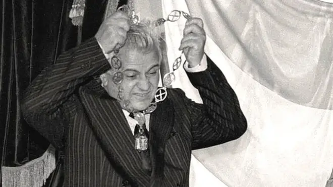 Під час церемонії інавгурації Леонід Кравчук сам собі одягав президентські клейноди, 5 грудня 1991 рік.