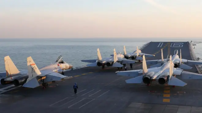 Kapal induk Cina Liaoning untuk pertama kalinya mengikuti latihan perang.