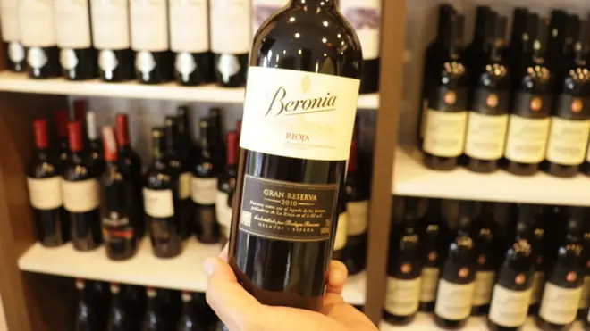 Entre los productos a la venta en este negocio de Caracas hay una gran variedad de vinos españoles.