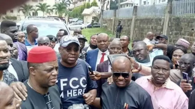 Wike and Fani-Kayode wey escort Fayose warn di EFCC make dem no maltreat di former Govnor.