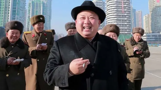 తరచూ బహిరంగంగా సిగరెట్ కాల్చుతూ కనిపించే ఉత్తర కొరియా అధ్యక్షుడు కిమ్ జోంగ్ ఉన్