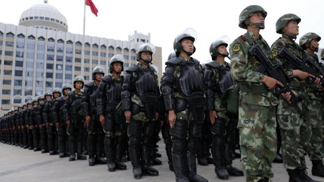 中国国家主席习近平曾在参加最近召开的全国人大会议时表示，为了保护新疆，要建立一座"钢铁长城"。
