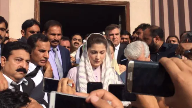 ملزمان کیپٹن ریٹائرڈ محمد صفدر اور ان کی اہلیہ الگ الگ اپنی گاڑیوں میں عدالت میں حاضری کے لیے آئے