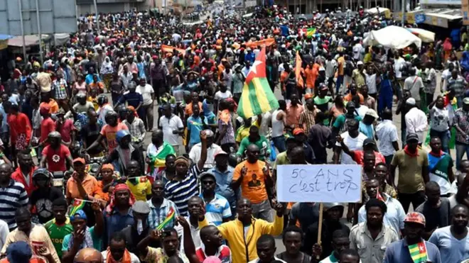 Depuis le mois d'aout, le pays connait une crise politique qui a fait une quinzaine de morts.