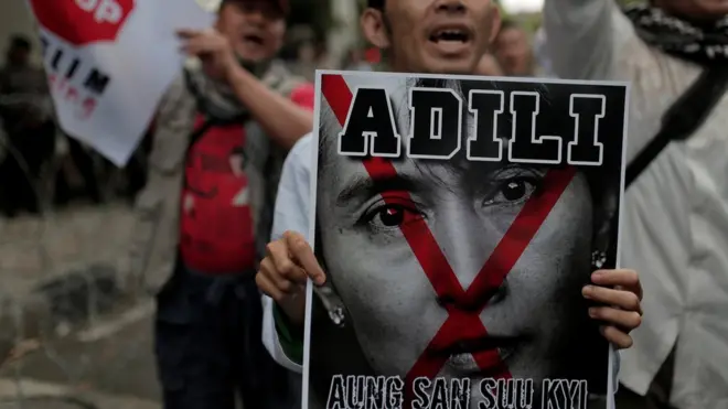 Para pengunjuk rasa di Jakarta menganggap Aung San Suu Kyi mendiamkan kekerasan atas umat Islam Rohingya.