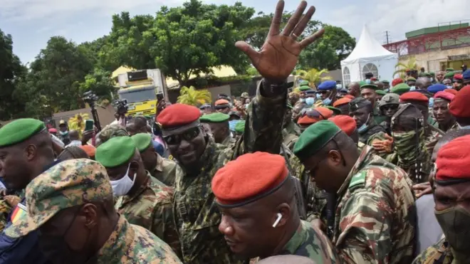 Le Colonel Doumbouya arrivant au Palais du Peuple le 6 septembre pour rencontrer les ministres de Condé