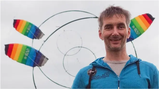 గాలిపటాలతో విద్యుత్ ఉత్పత్తి చేస్తున్న వ్యక్తి