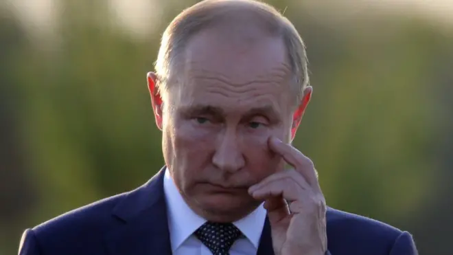 عززت موسكو قواتها على الحدود، مع نشر حوالي مئة ألف جندي روسي في المنطقة