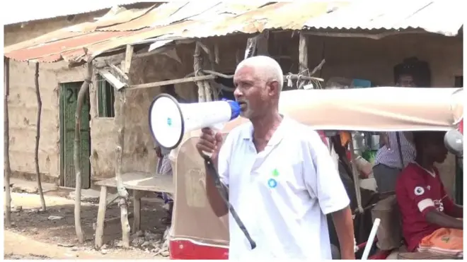 Waa nin ku sugan magaalada Xudur oo dadka ka wacyigelinayo ka hortagga cudurka Covid 19