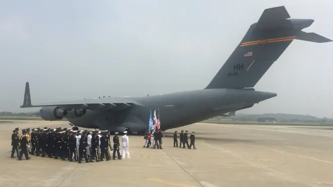 미군 유해 50여구를 실은 미군 수송기가 오산 공군기지에 도착했다