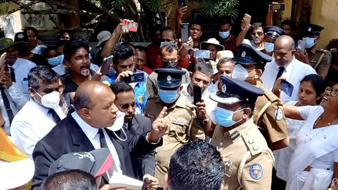 නීතිය අවනීතිය කරන්න එපා.