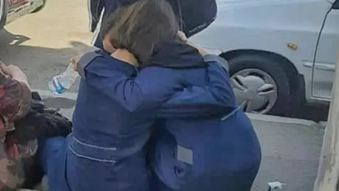 تلميذات إيرانيات في انتظار سيارات الإسعاف أمام إحدى المدراس