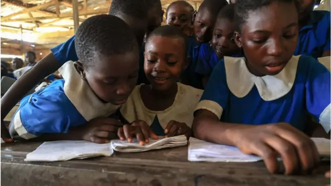 Élèves dans une salle de classe de l'école de Souza