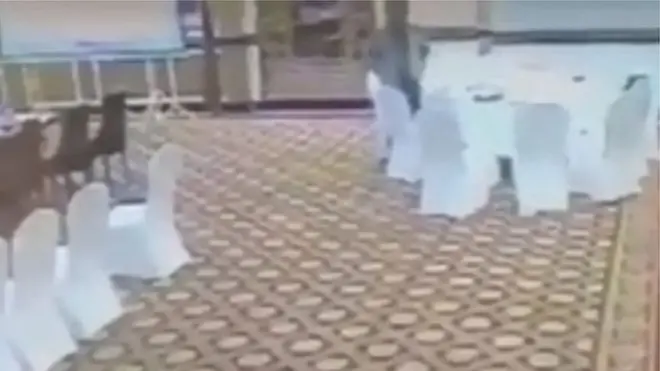 د امنیتي کمرو ویډیو کې پاکستان افسر لیدل کېږي، چې د کویتي پلاوي یوه غړي پر مېز پاتې بټوه جېب ته کوي