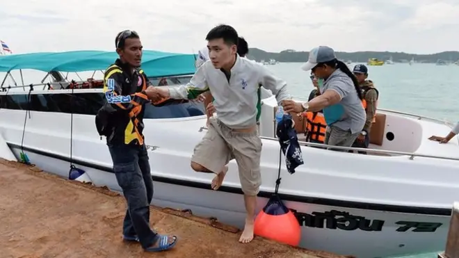 一艘載有中國遊客的船隻在泰國普吉島附近海域傾覆，造成多人死亡和失蹤。