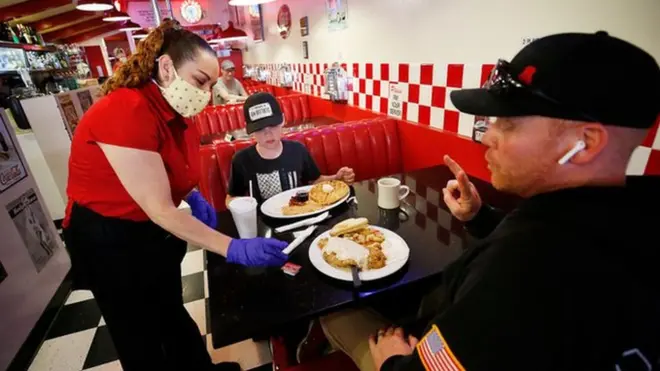 Los restaurantes están teniendo problemas para encontrar personal.