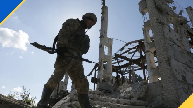 Військовий на руїхах будинку в Донецькій області