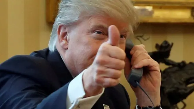 सऊदी अरब के शाह से व्हाइट हाउस में बात करते डोनल्ड ट्रंप