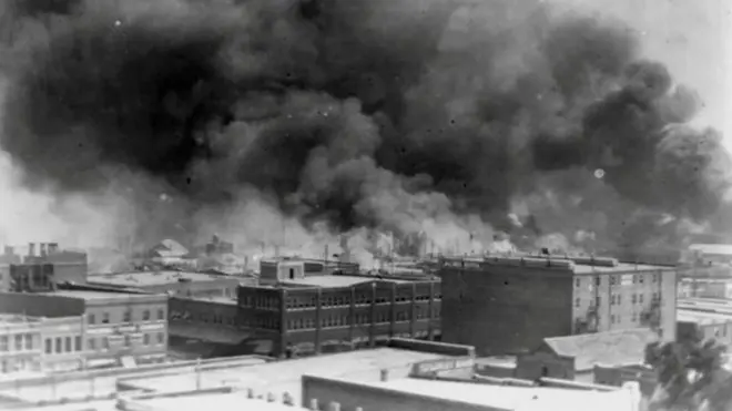 Greenwood binlerce beyaz tarafından tamamen yakılıp yıkıldı