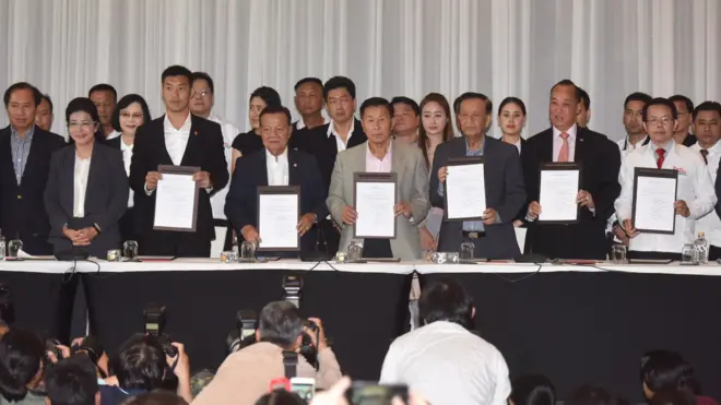 6 พรรคการเมือง ร่วมลงสัตยาบันจับมือร่วมกันจัดตั้งรัฐบาล